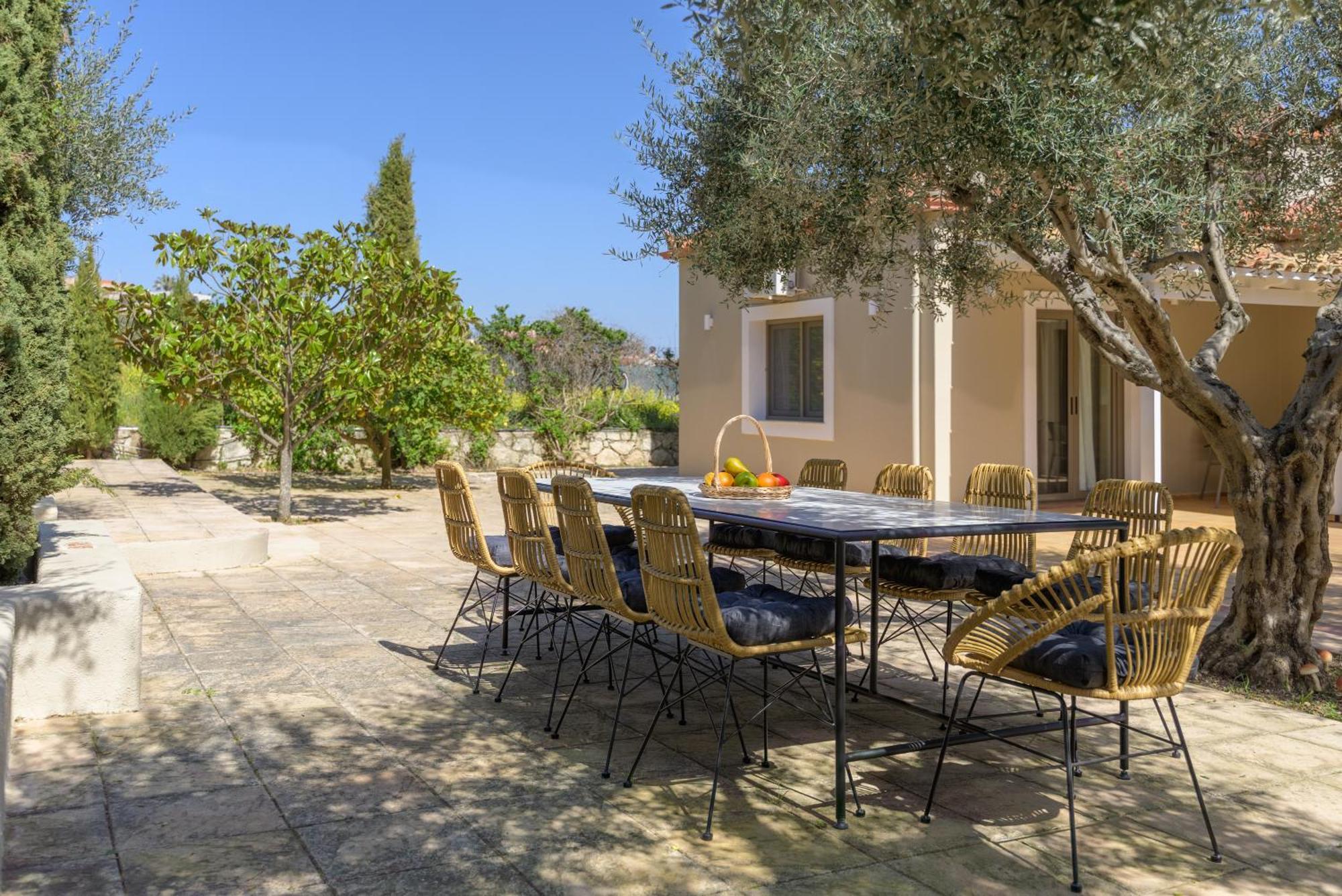 Hébergement de vacances The Olive Grove With Swimming Pool And Breakfast *